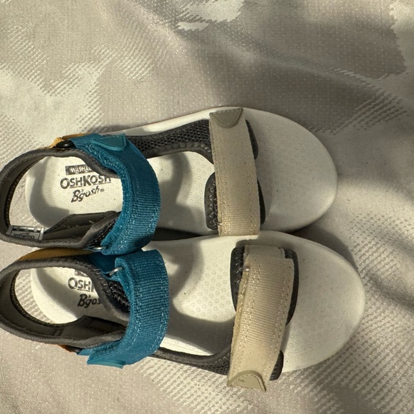NEW! Oshkosh Velcro Sandal. Never worn. Casual to school everything in between!‎ - Picture 2 of 9
